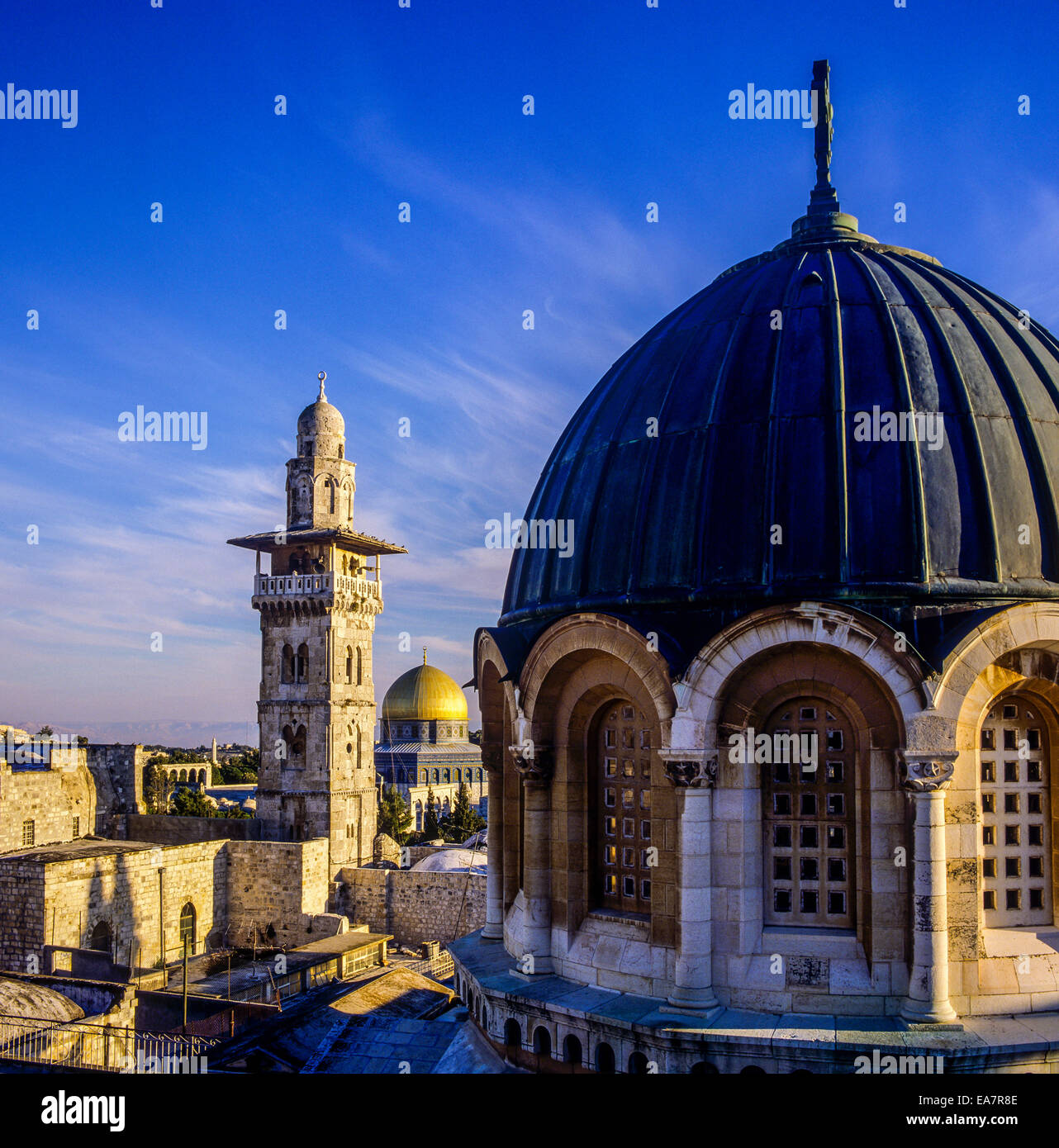 Le dôme de la basilique de l'Ecce Homo avec Bab Al-Ghawanima minaret et Dôme du Rocher Jérusalem Israël Banque D'Images