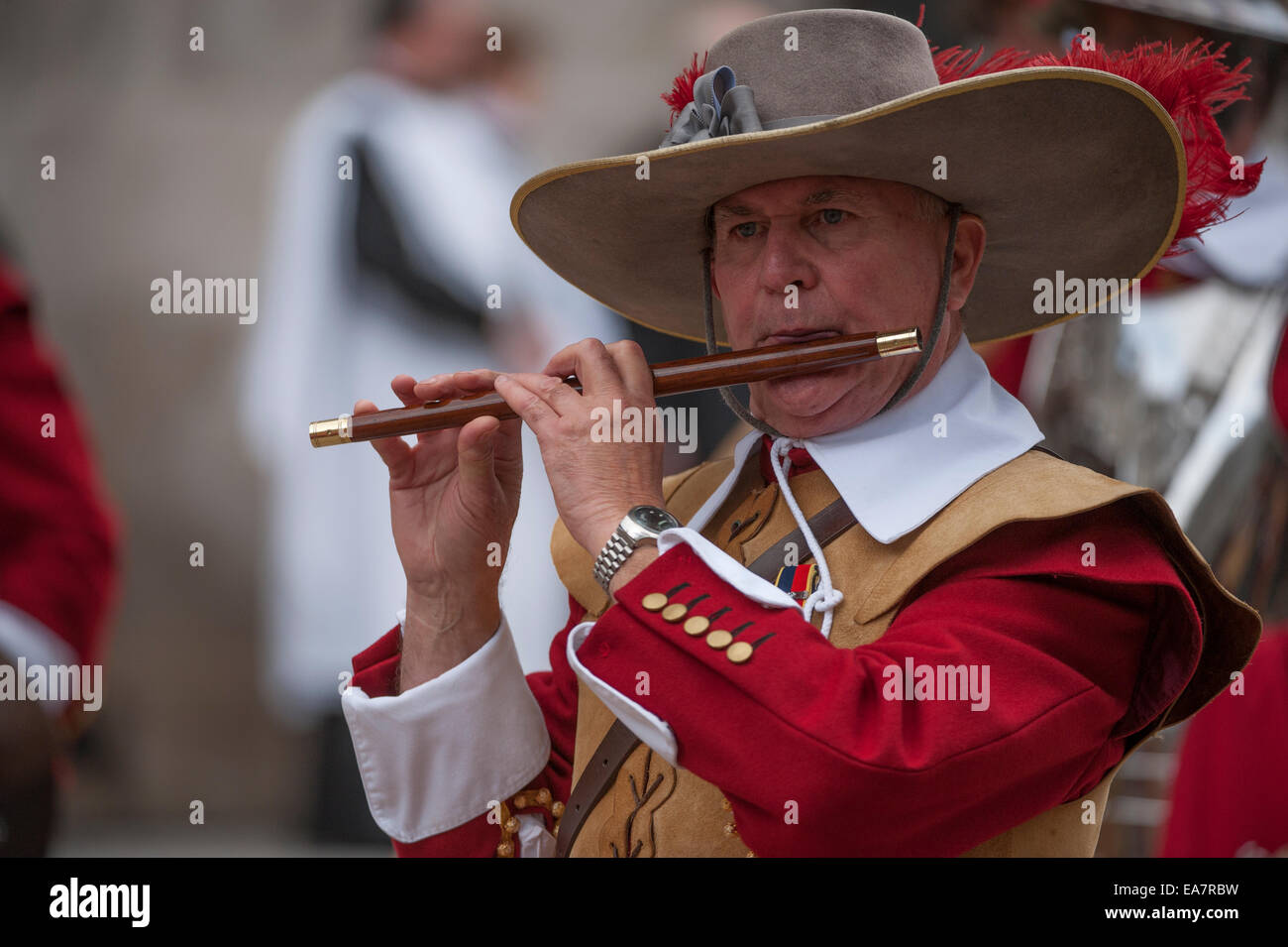 Ville de London, UK. 8 novembre, 2014. Les piquiers et mousquetaires, Honorable Artillery Company, escorte le maire se rendant à la Cour royale de Justice. Le rapport annuel du lord maire Show est le plus grand unrehearsed procession. Credit : Malcolm Park editorial/Alamy Live News Banque D'Images