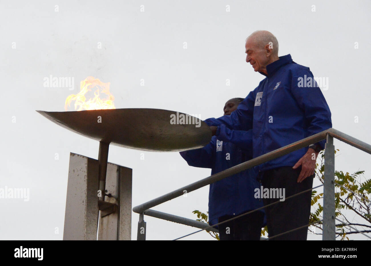 Athènes, Grèce. Nov 8, 2014. Athènes, flamme pour le 32e Marathon d'Athènes à l'Authentique Ville de Marathon le samedi. Nov 8, 2014. George Hirsch (R), l'un des fondateurs de le Marathon de New York, des lumières l'autel avec la flamme pour le 32e Marathon d'Athènes à l'Authentique Ville de Marathon le samedi, Novembre 8, 2014. La cérémonie a eu lieu en tant que porteur de 35 000 engins jusqu'à prendre part à la classique course de Marathon à Athènes le 9 novembre. Credit : Marios Lolos/Xinhua/Alamy Live News Banque D'Images