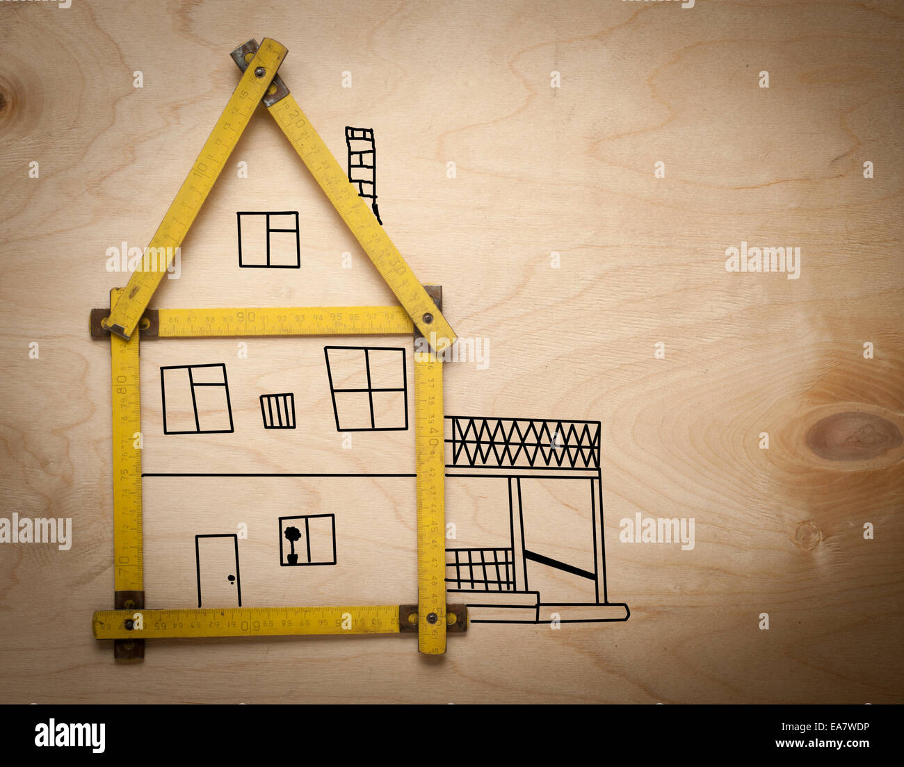 House concept avec compteur jaune sur fond de bois Banque D'Images