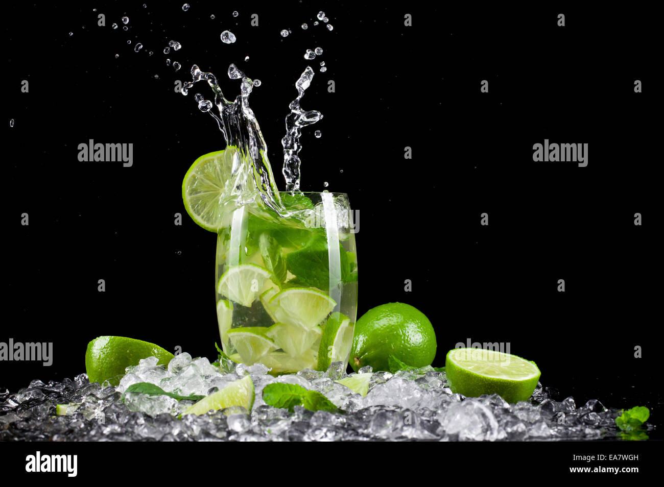 Boisson Mojito-splash, isolé sur fond noir Banque D'Images