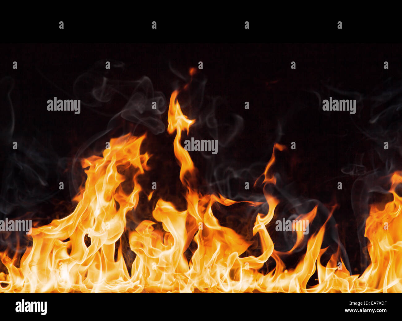 Fire flames, isolé sur fond noir Banque D'Images