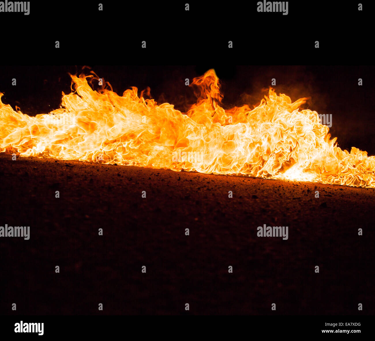 Fire flames, isolé sur fond noir Banque D'Images