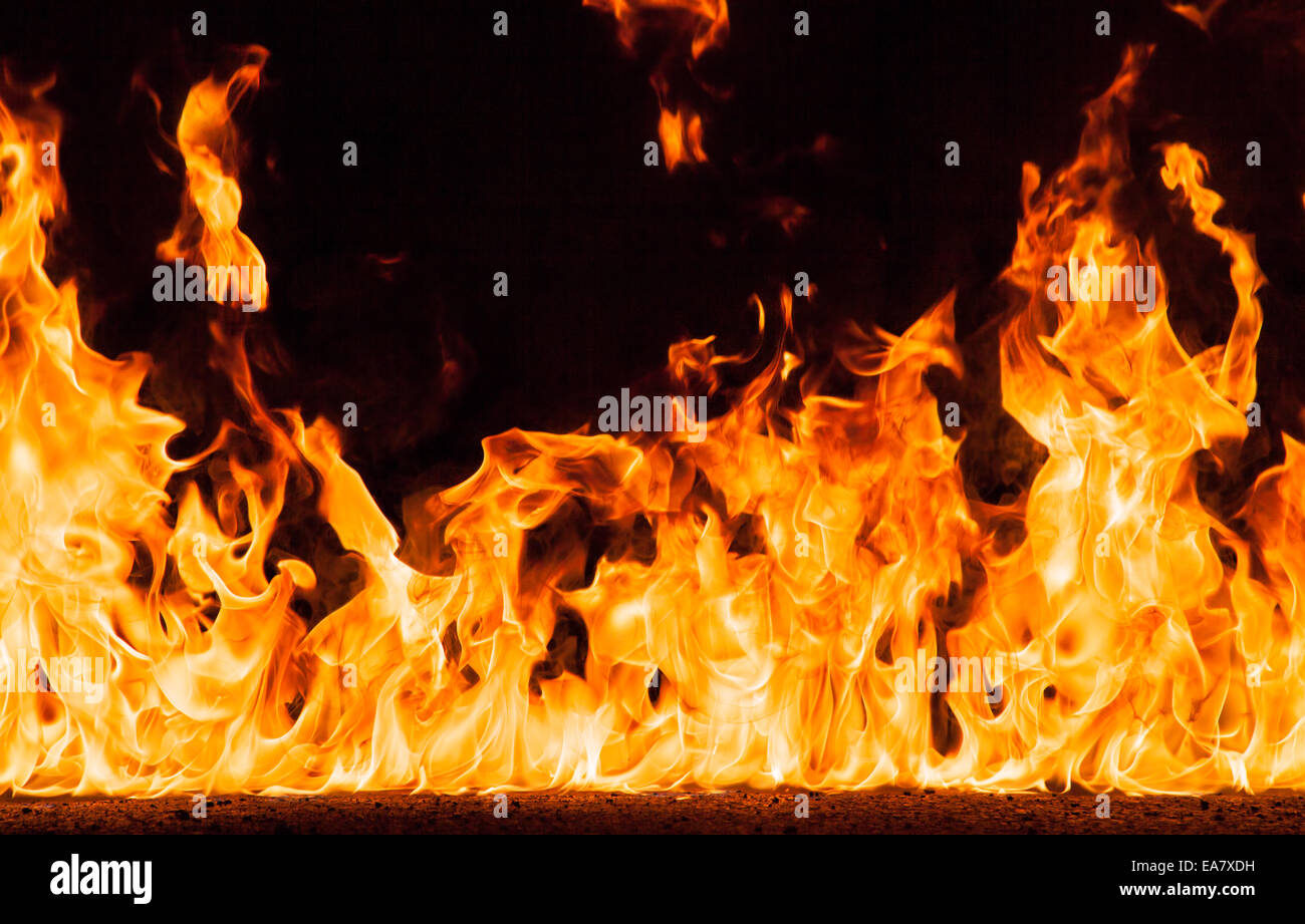 Fire flames, isolé sur fond noir Banque D'Images