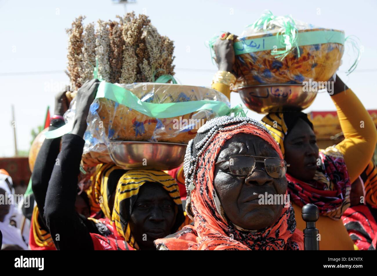 Omdurman, au Soudan. Nov 8, 2014. Les femmes fréquentent nubien la récolte annuelle festival à Omdurman, au Soudan, le 8 novembre 2014. Nubiens se sont réunis pour célébrer le festival de la récolte annuelle d'Omdurman le samedi. Le nubien est un groupe ethnique originaire du nord du Soudan et le Sud de l'Egypte. Credit : Mohammed Babiker/Xinhua/Alamy Live News Banque D'Images