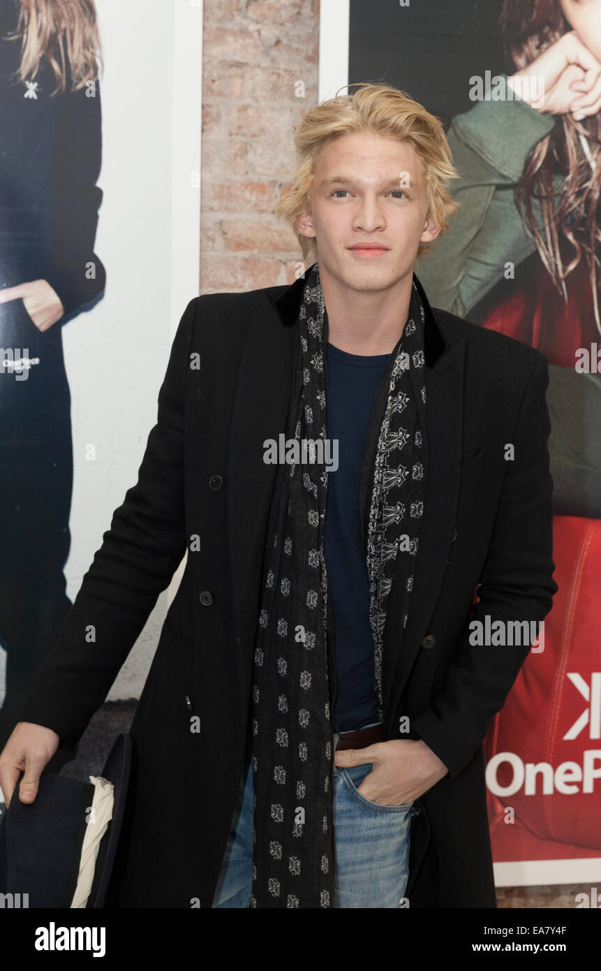 New York, NY - 07 NOVEMBRE 2014 : Cody Simpson assiste à OnePiece New York Grande ouverture Concept Store de Soho sur Broadway Banque D'Images