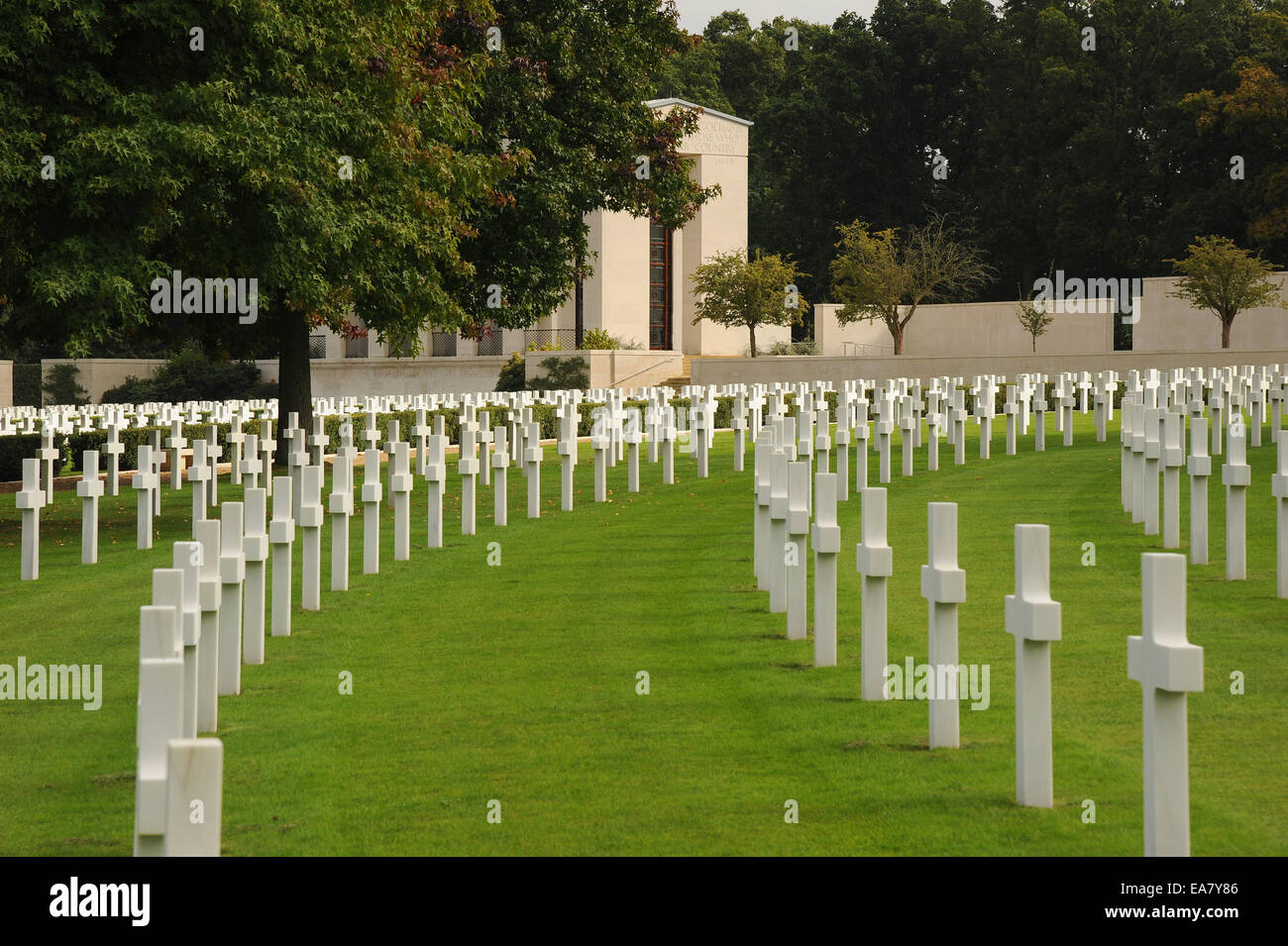 Le marbre blanc des croix à le cimetière militaire américain. Cambridge. L'Angleterre. Le seul cimetière dans le Royaume-Uni pour des soldats américains Banque D'Images