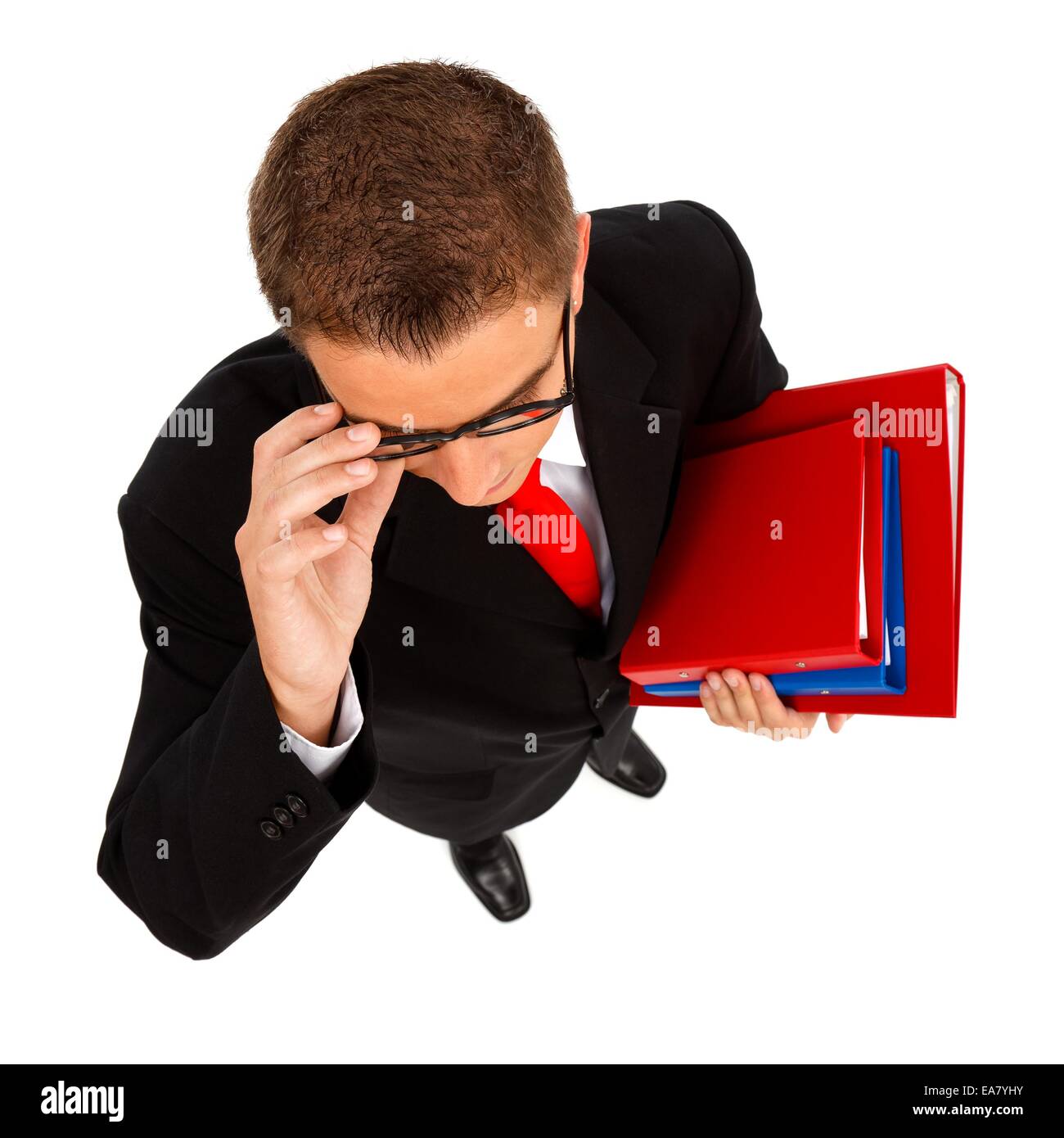Vue de dessus d'un jeune homme d'affaires, étudiant ou enseignant avec les dossiers en main, portant des lunettes Banque D'Images
