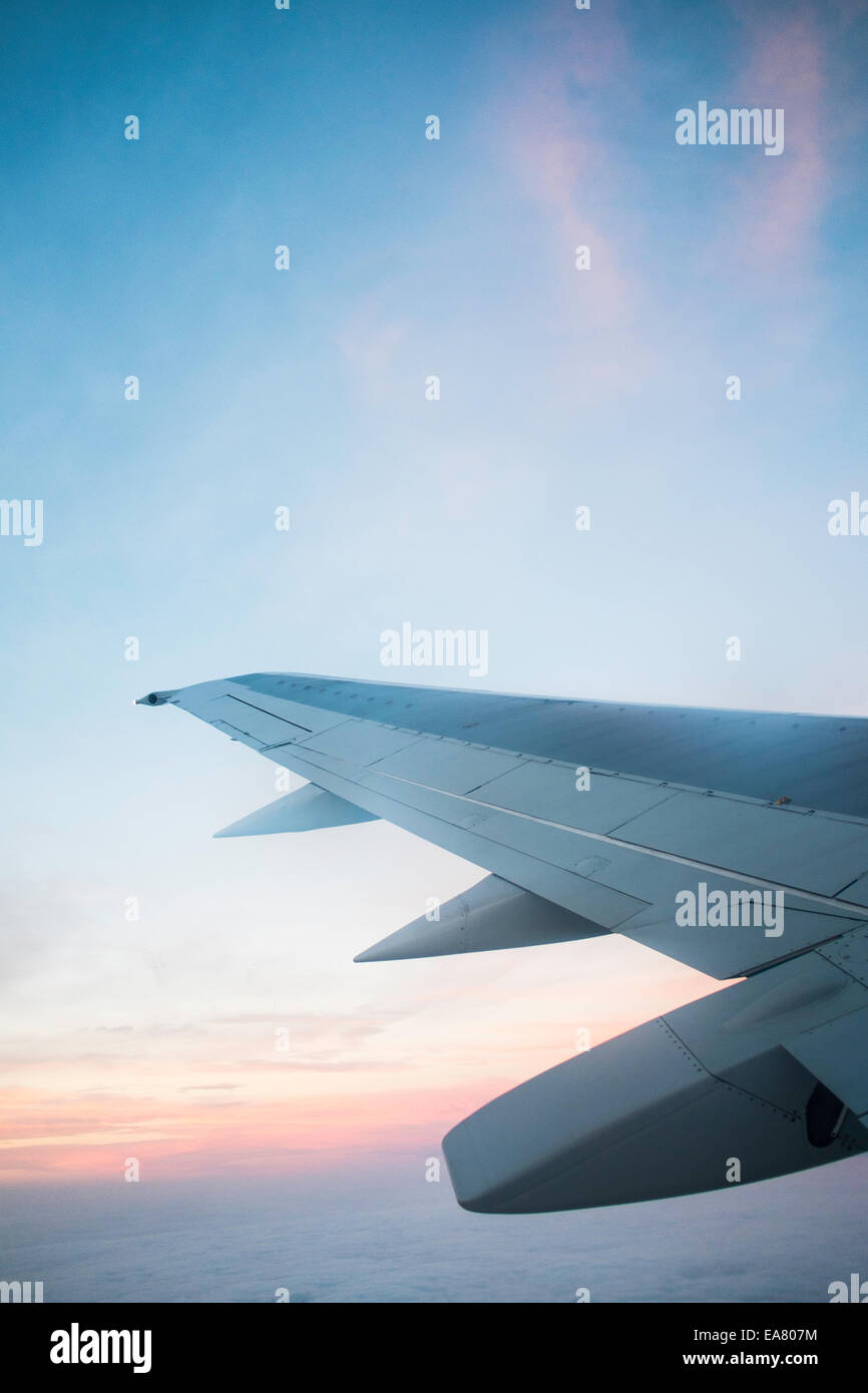 Vue depuis la fenêtre, un avion volant au-dessus des nuages Banque D'Images