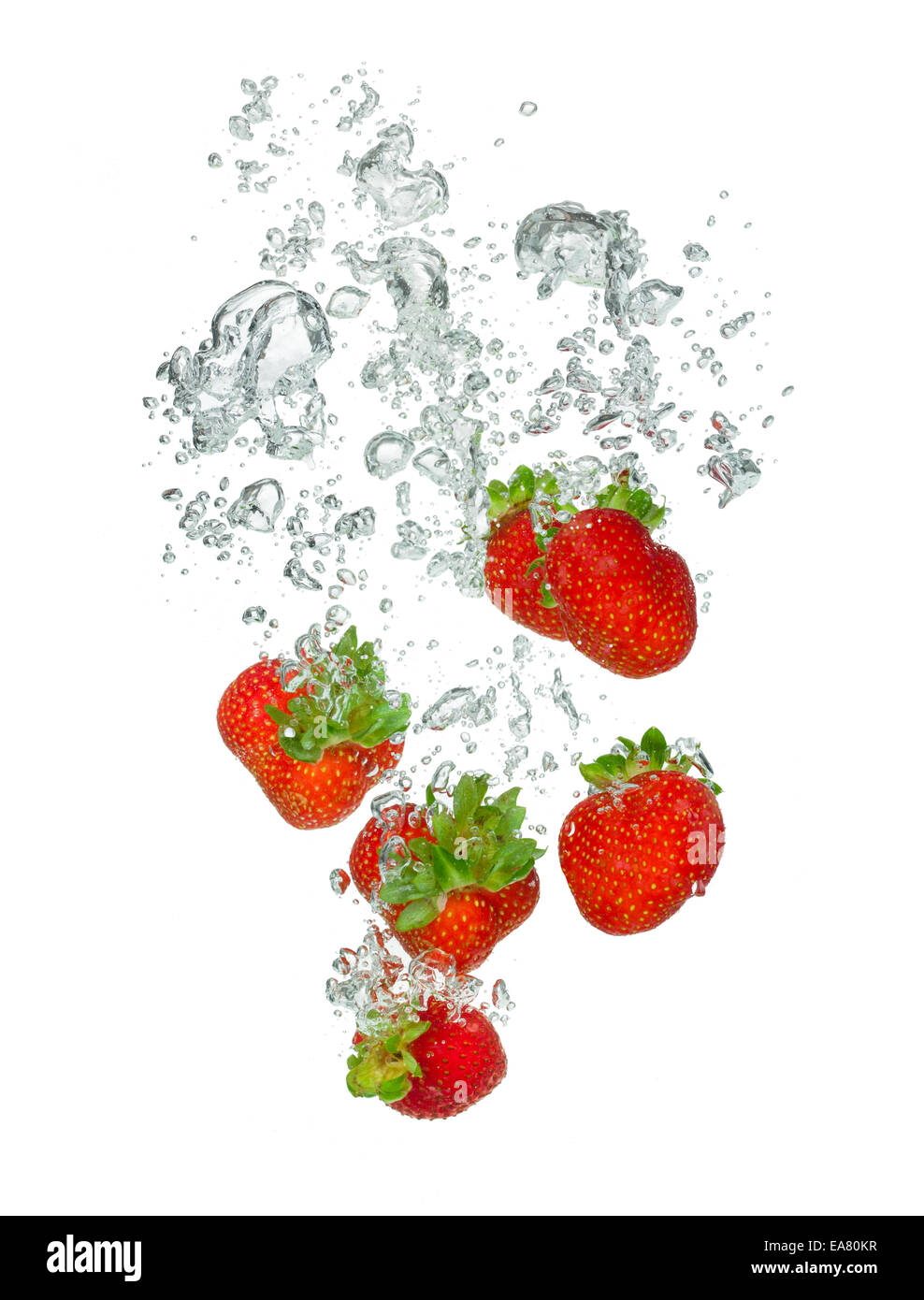 Fraise de isolés de tomber dans l'eau, isolé sur fond blanc Banque D'Images