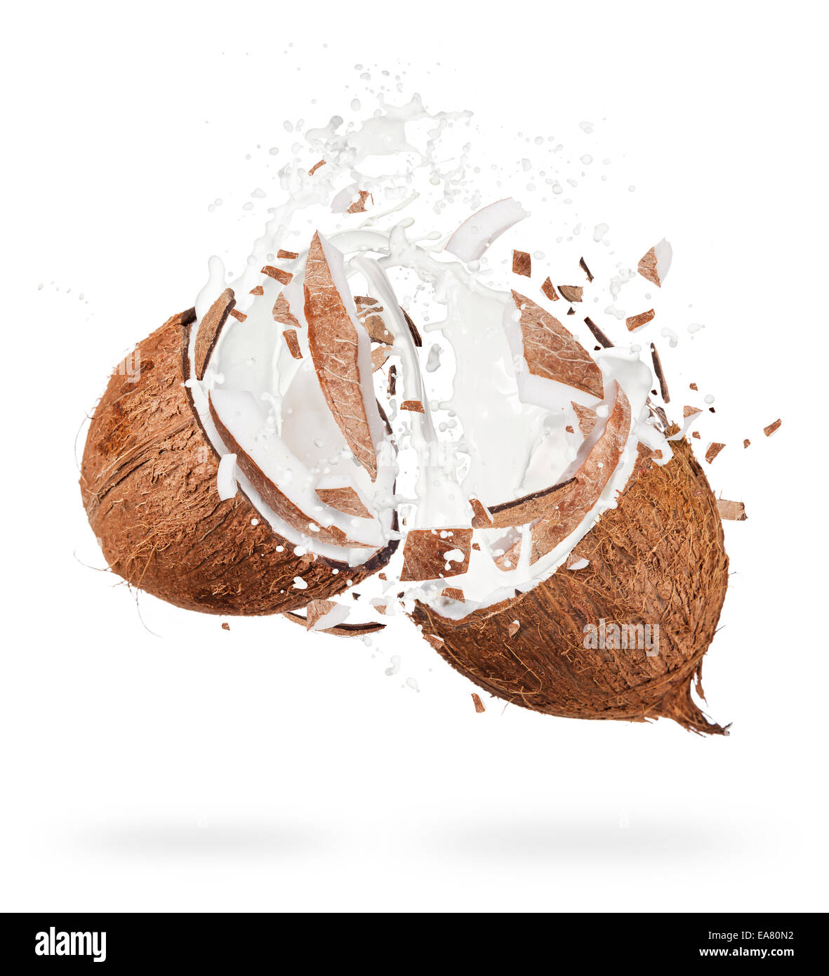 Coup de coco isolé avec de l'eau splash sur fond blanc Banque D'Images