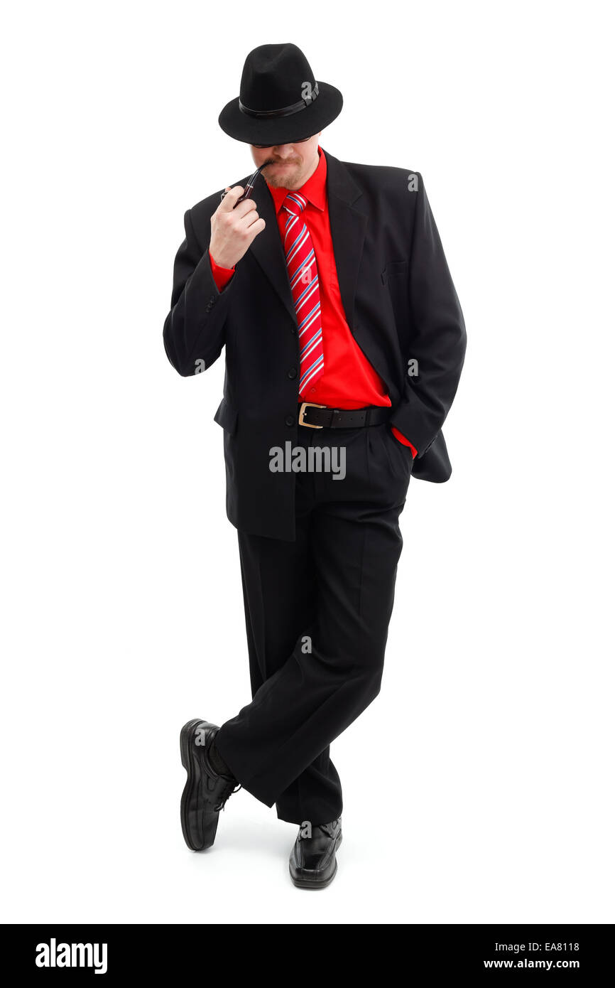 Homme confiant en noir avec tuyau, portant chapeau et lunettes noires Banque D'Images