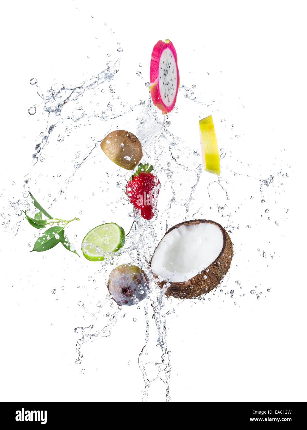 Studio shot of fresh fruits exotiques avec de l'eau splash, isolé sur fond blanc Banque D'Images