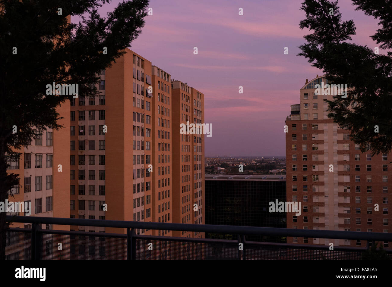À la tombée de blocs d'appartements à Valence, en Espagne. Banque D'Images