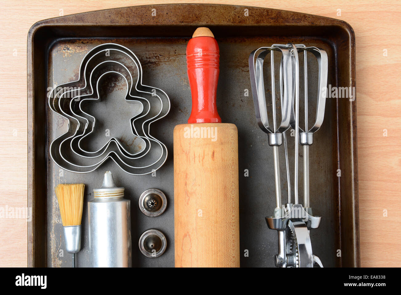 Gros plan de l'angle haut de cuisine nécessaire à la fabrication maison de cookies. Les éléments sont disposés sur une plaque à pâtisserie en métal sh Banque D'Images