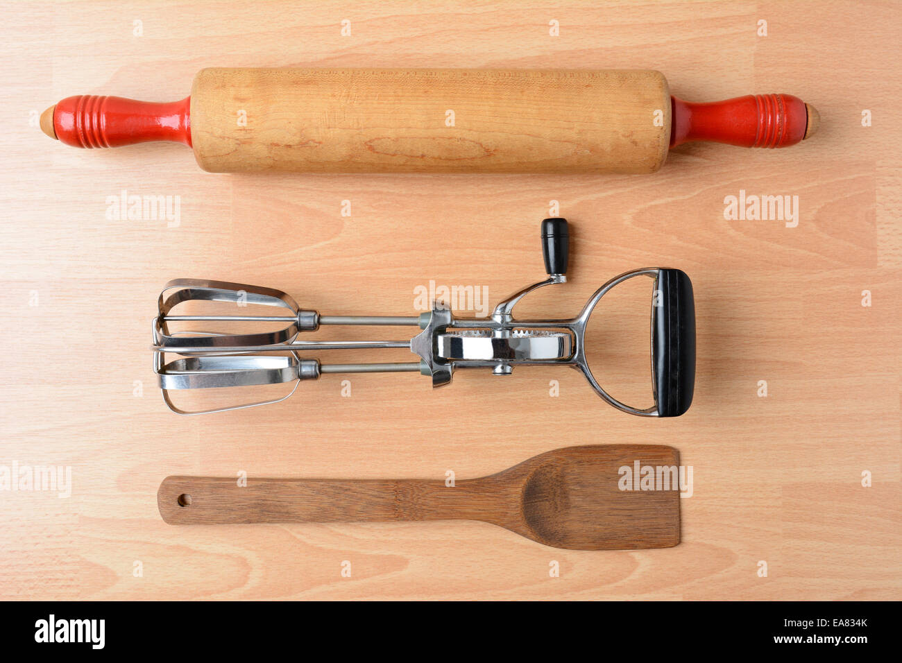 Trois anciens et utilisés pour le four, robot, rouleau à pâtisserie, sur une spatule en bois et table de cuisine en bois. High angle shot horizontale en fo Banque D'Images