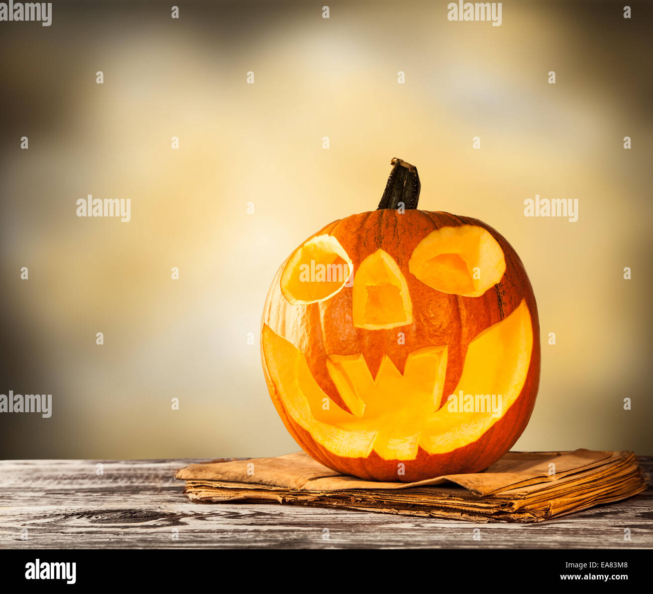 Evil halloween citrouille sur le bois avec de l'espace libre pour le texte Banque D'Images