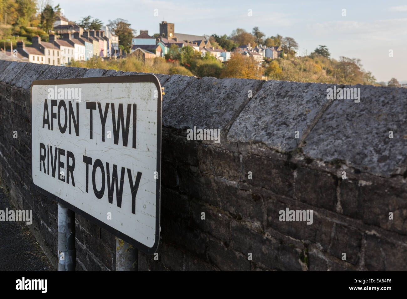 Afon Tywi/rivière Towy signe sur le pont regardant vers la terrasse maisons colorées de Llandeilo et l'église de Saint Teilo Banque D'Images