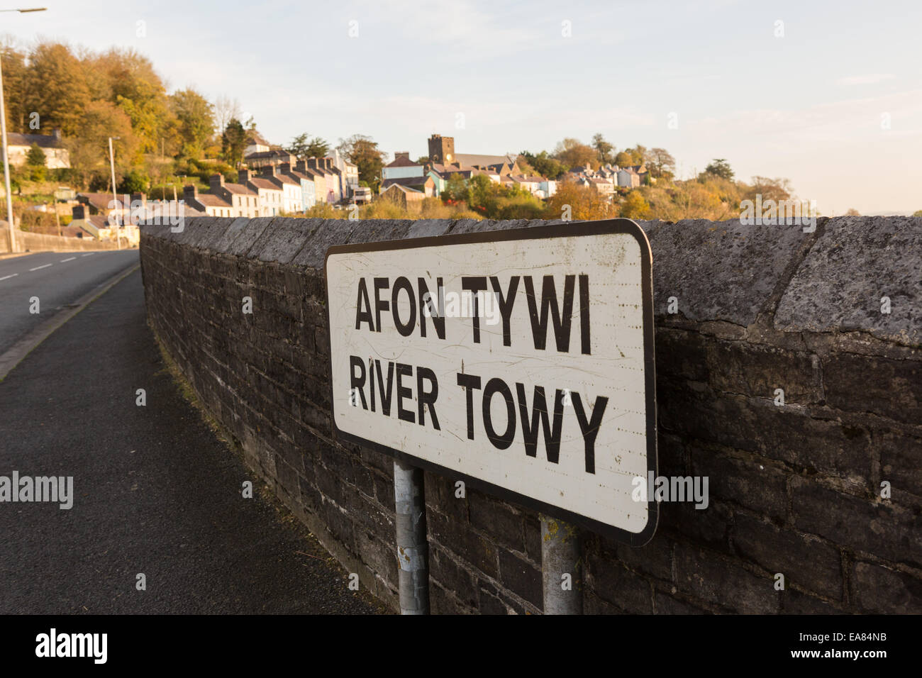 Afon Tywi/rivière Towy signe sur le pont regardant vers la terrasse maisons colorées de Llandeilo Banque D'Images