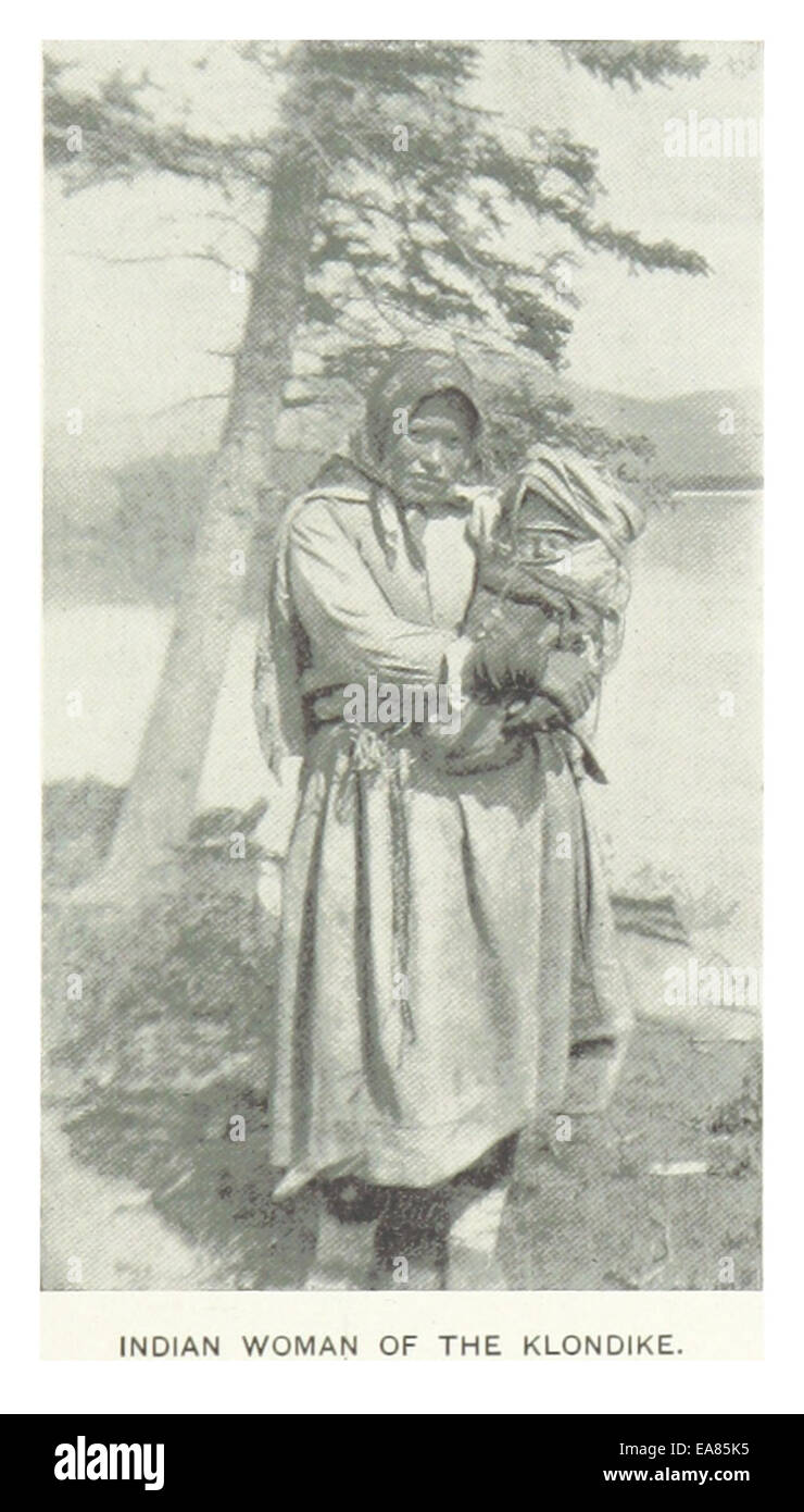 Cette illustration de 1899 par Hitchcock montre une femme indienne et son enfant, capturant un moment poignant dans la vie amérindienne avec une attention particulière aux détails culturels. Banque D'Images