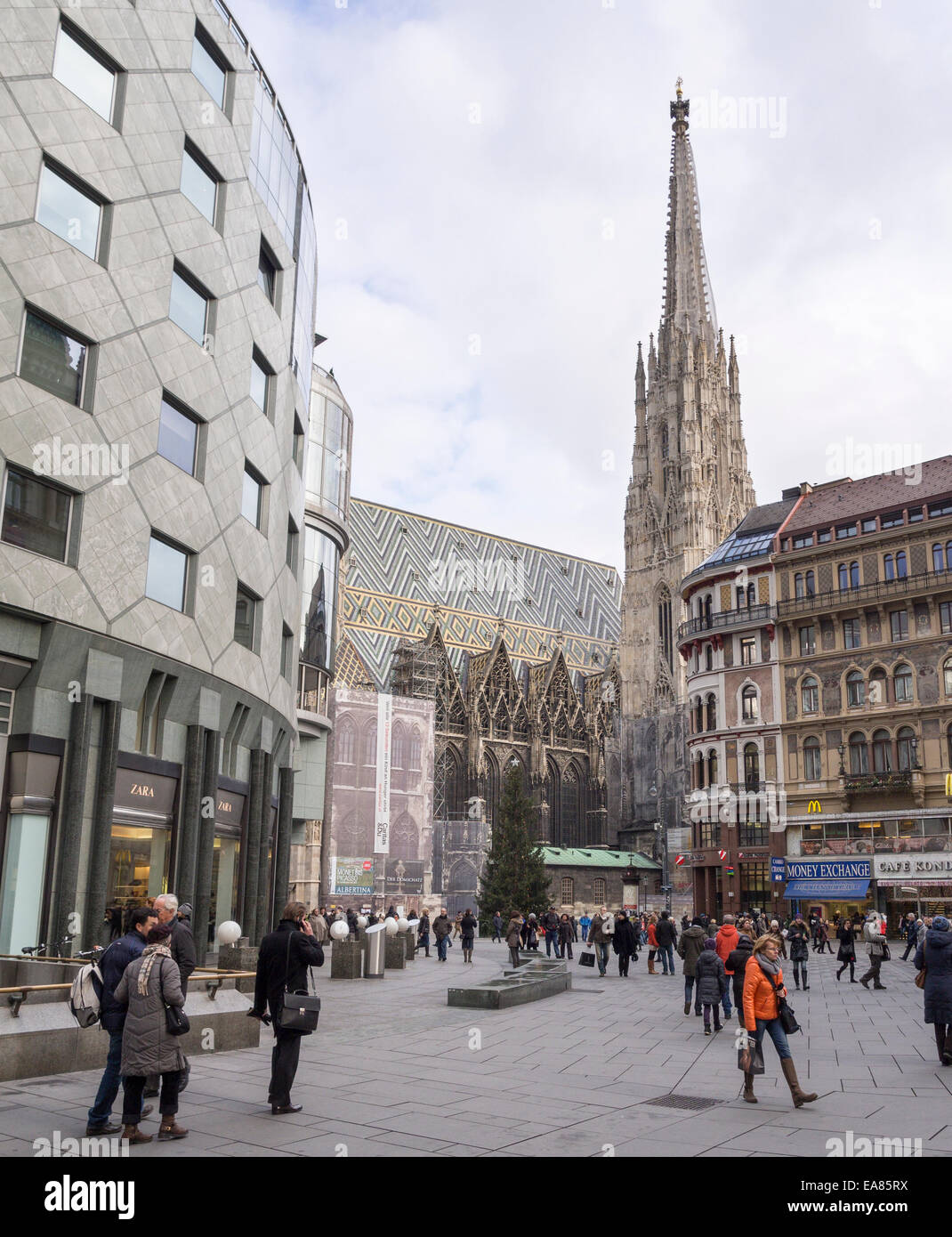 La place Stephansplatz et de la cathédrale, tour sud. La place en face de la grande cathédrale, bien peuplée avec les consommateurs Banque D'Images