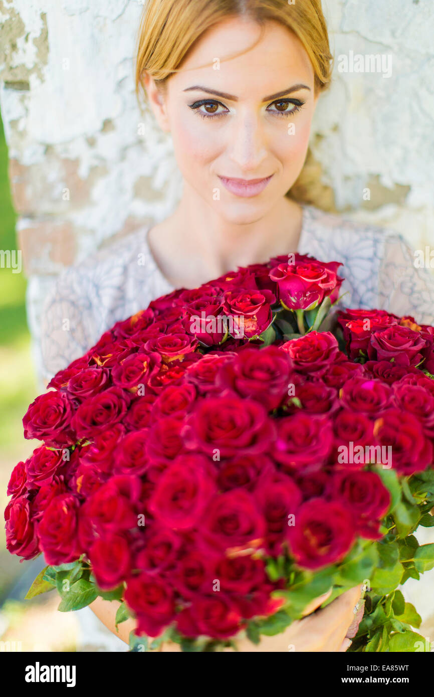 Jeune femme avec des roses rouges Banque D'Images