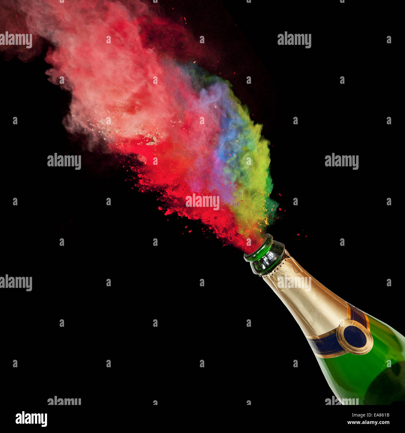 Bouteille de champagne avec splash de couleur sur fond noir Banque D'Images