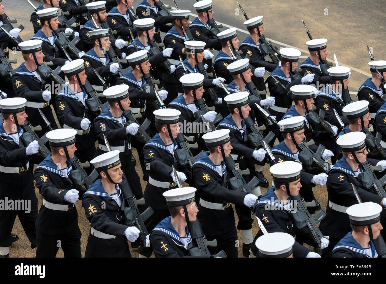 8 novembre 2014, Lord Mayor's Show, City of London, Londres, Royaume-Uni. Les membres de la Royal Navy depuis mars Hôtel particulier pendant la procession. Le maire's Show est la plus ancienne procession civile dans le monde, elle célèbre le début d'un mandat d'un an pour le nouveau maire de la ville de Londres. Banque D'Images