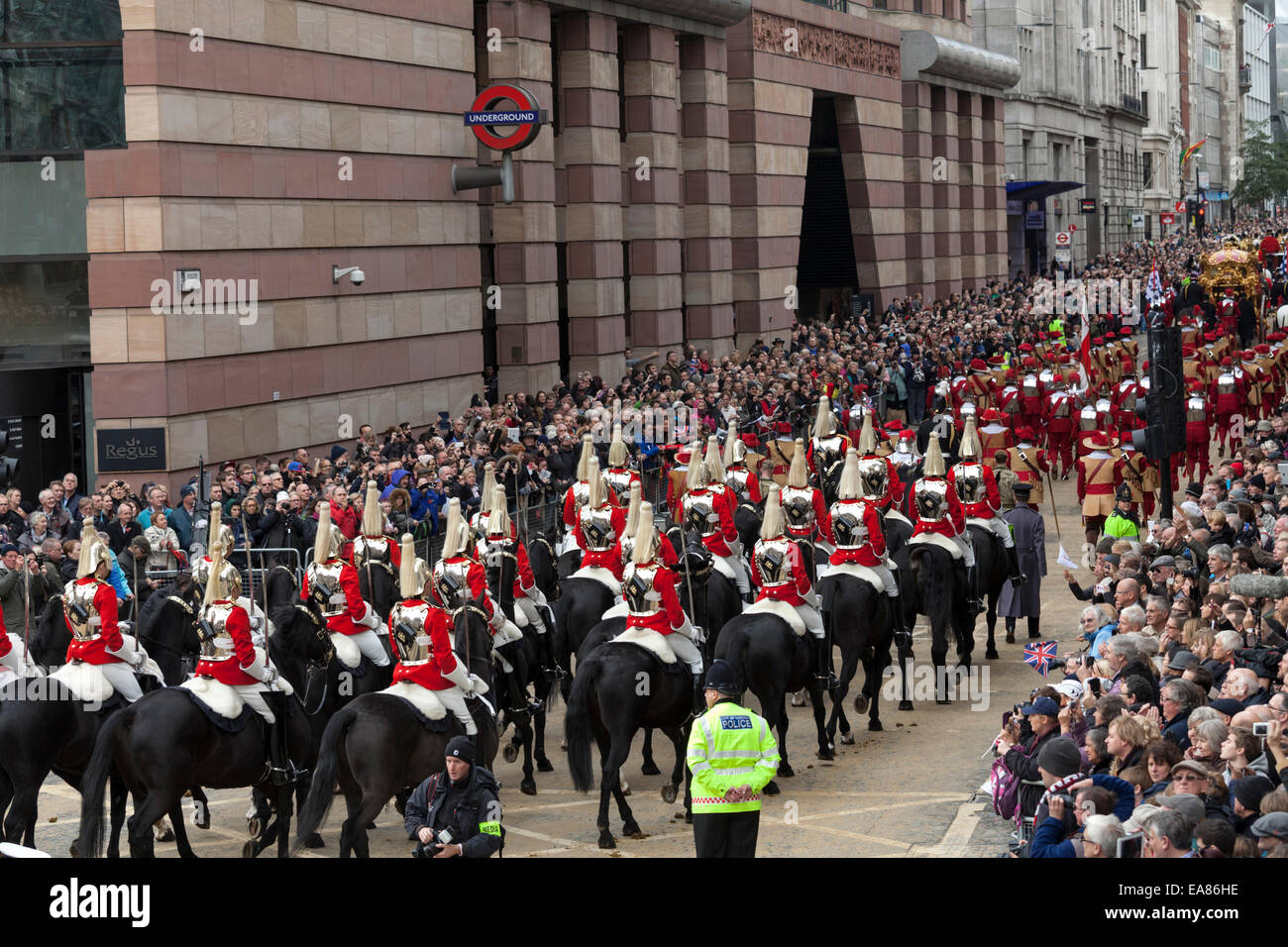 Le Royal Household Cavalry progrès vers le bas vers Cheapside St. Paul's au cours de l'Éternel Mayor's Show à Mansion House dans la ville de Londres, Royaume-Uni le 8 novembre 2014. Le maire's Show est la plus ancienne procession civile dans le monde, elle célèbre le début d'un mandat d'un an pour le nouveau maire de la ville de Londres. Banque D'Images