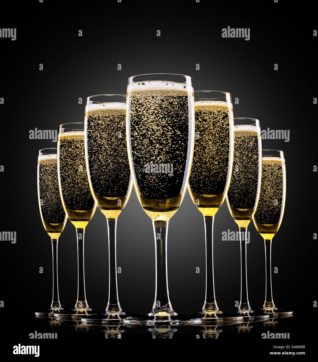 Verres de champagne sur fond noir Banque D'Images