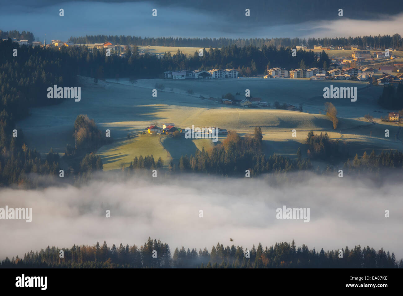 Matin brouillard dans la vallée dans les Alpes autrichiennes, éclairés par le soleil du matin Banque D'Images