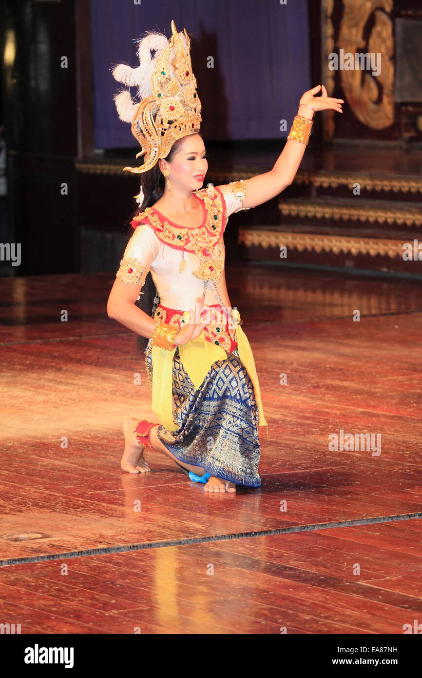 Les spectacles de danse traditionnelle thaïlandaise (danse) sur la scène. Bangkok, Thaïlande Banque D'Images