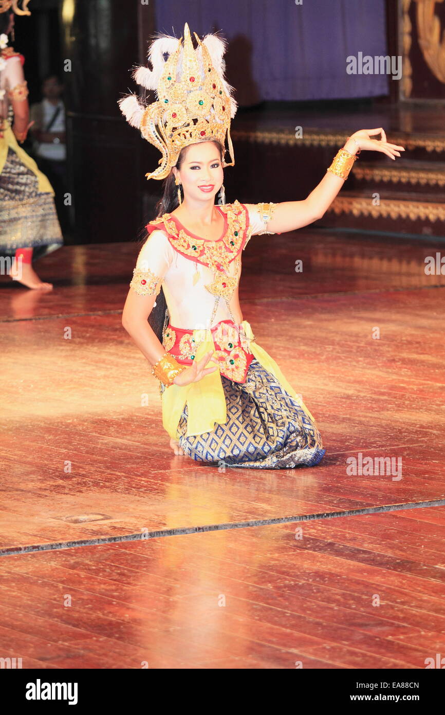 Les spectacles de danse traditionnelle thaïlandaise (danse) sur la scène. Bangkok, Thaïlande Banque D'Images