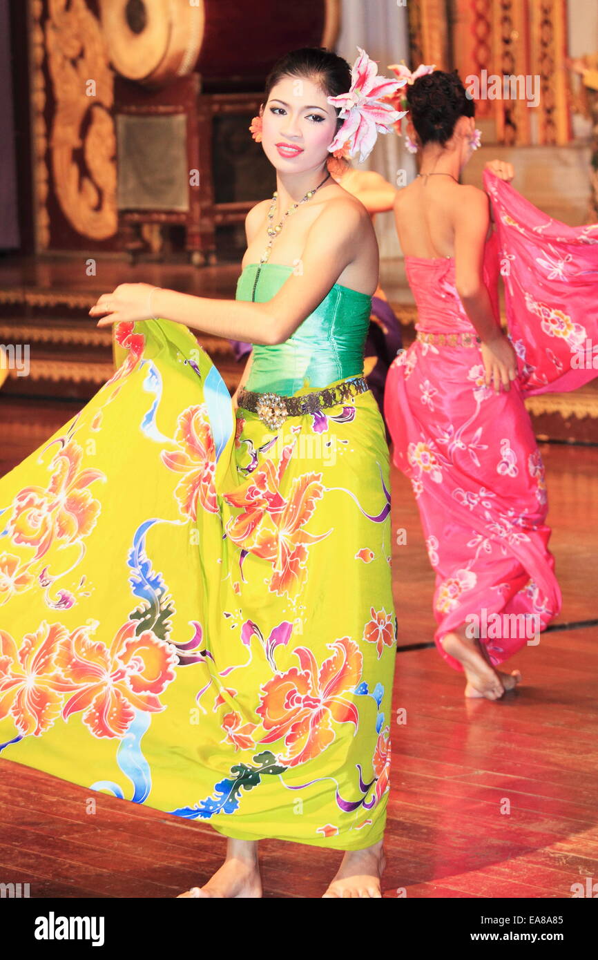 Colorés traditionnellement habillé en fille thaïlandaise Thai danse folklorique. Thaïlande Banque D'Images