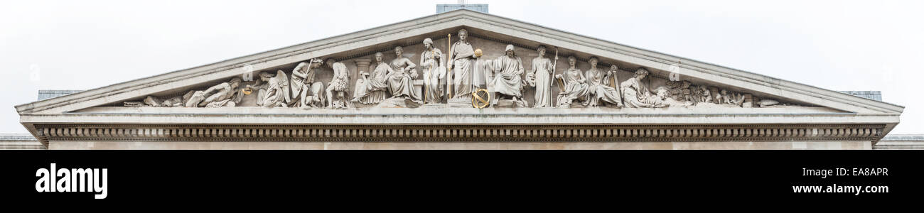 LONDRES, Royaume-Uni — Un panorama à très haute résolution des sculptures ornant le fronton au-dessus de l'entrée principale du British Museum dans le centre de Londres. Le musée, dédié à l'histoire et à la culture humaines, abrite environ 8 millions d'œuvres dans sa collection permanente, mettant en valeur des artefacts du monde entier. Banque D'Images