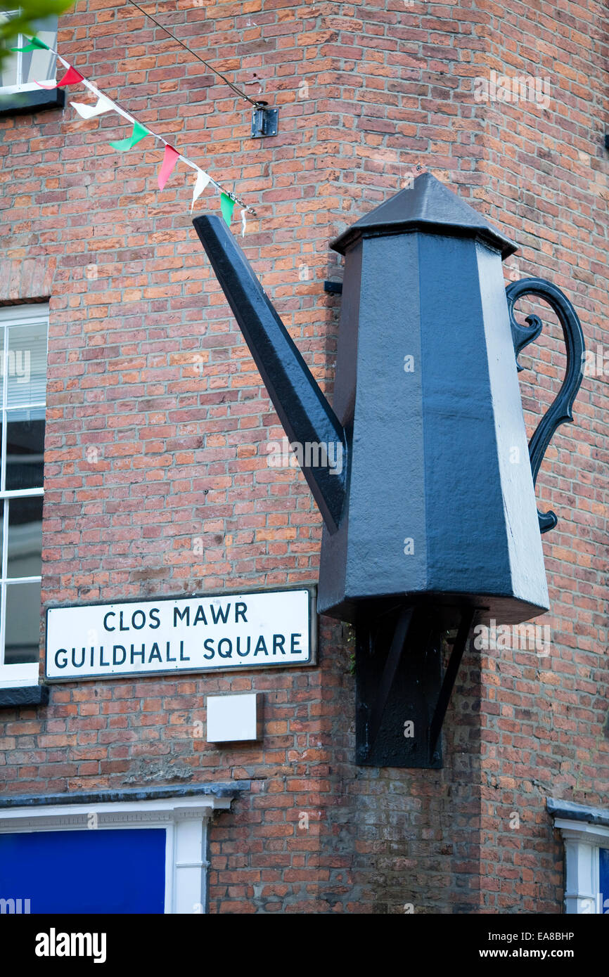 Shot verticale d'un énorme théière métal noir géant collé sur un mur à Guildhall Square à Carmarthen, Carmarthenshire, Sud Ouest Banque D'Images