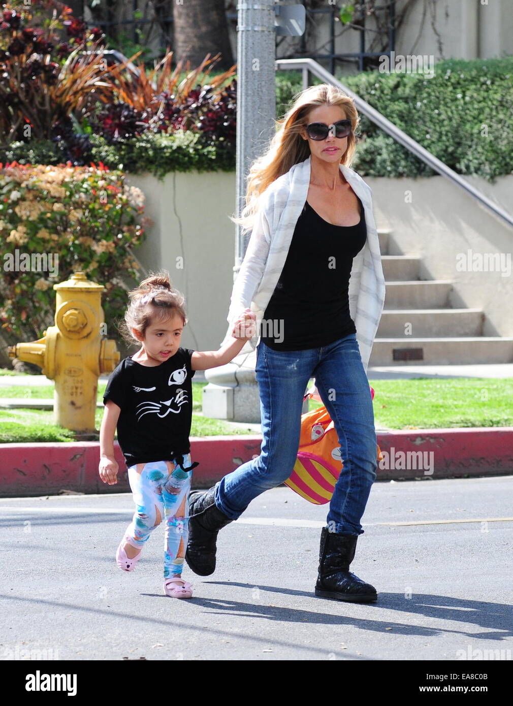 Denise Richards marcher dans les bottes Ugg et jeans porte sa fille dans  ses bras alors qu'Eloise dehors et environ dans la région de West Hollywood  comprend : Denise Richards,Eloise Sheen Où :