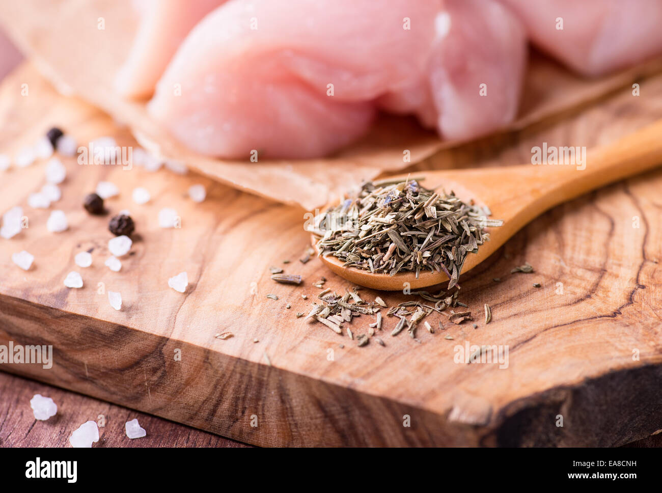 Les herbes de Provence. Les fines herbes mixtes dans la cuillère sur fond de bois, selective focus Banque D'Images