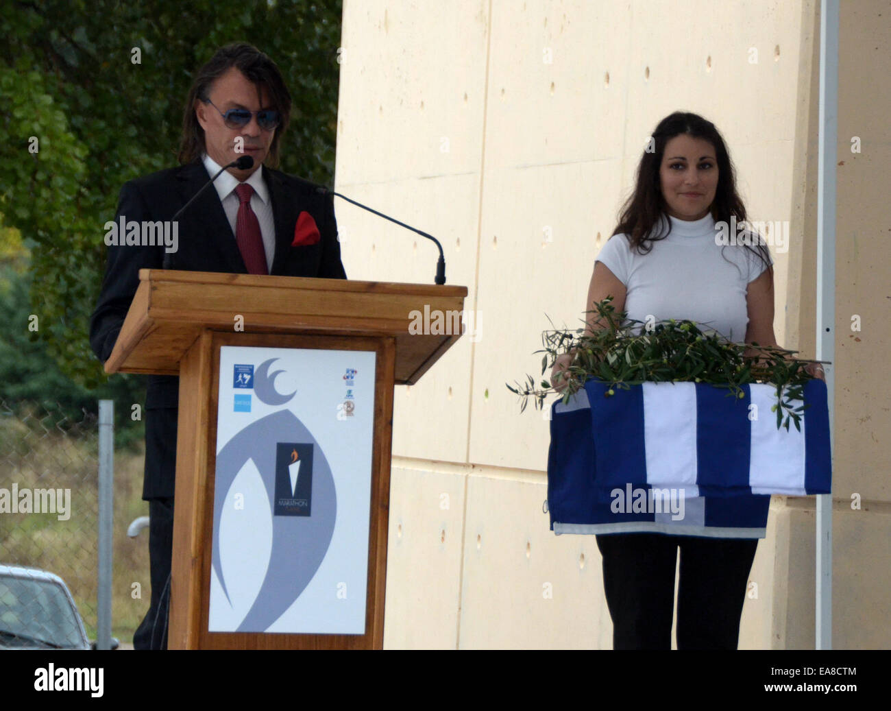 Maire de Marathon Ilias Psinakis présente des branches d'oliviers qui sera donnée aux les meilleurs athlètes que des récompenses lors de la cérémonie d'ouverture de la 32e Marathon d'Athènes. Crédit : George/Panagakis Pacific Press/Alamy Live News Banque D'Images