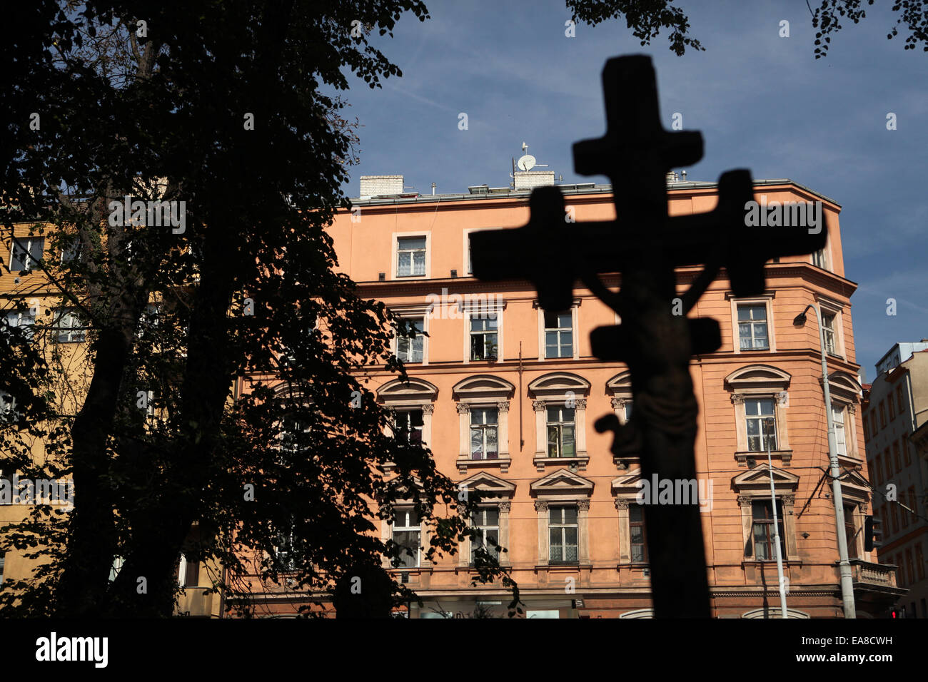 Crucifix. Abandonné à la pierre tombale Cimetière Malostransky à Prague, République tchèque. Banque D'Images