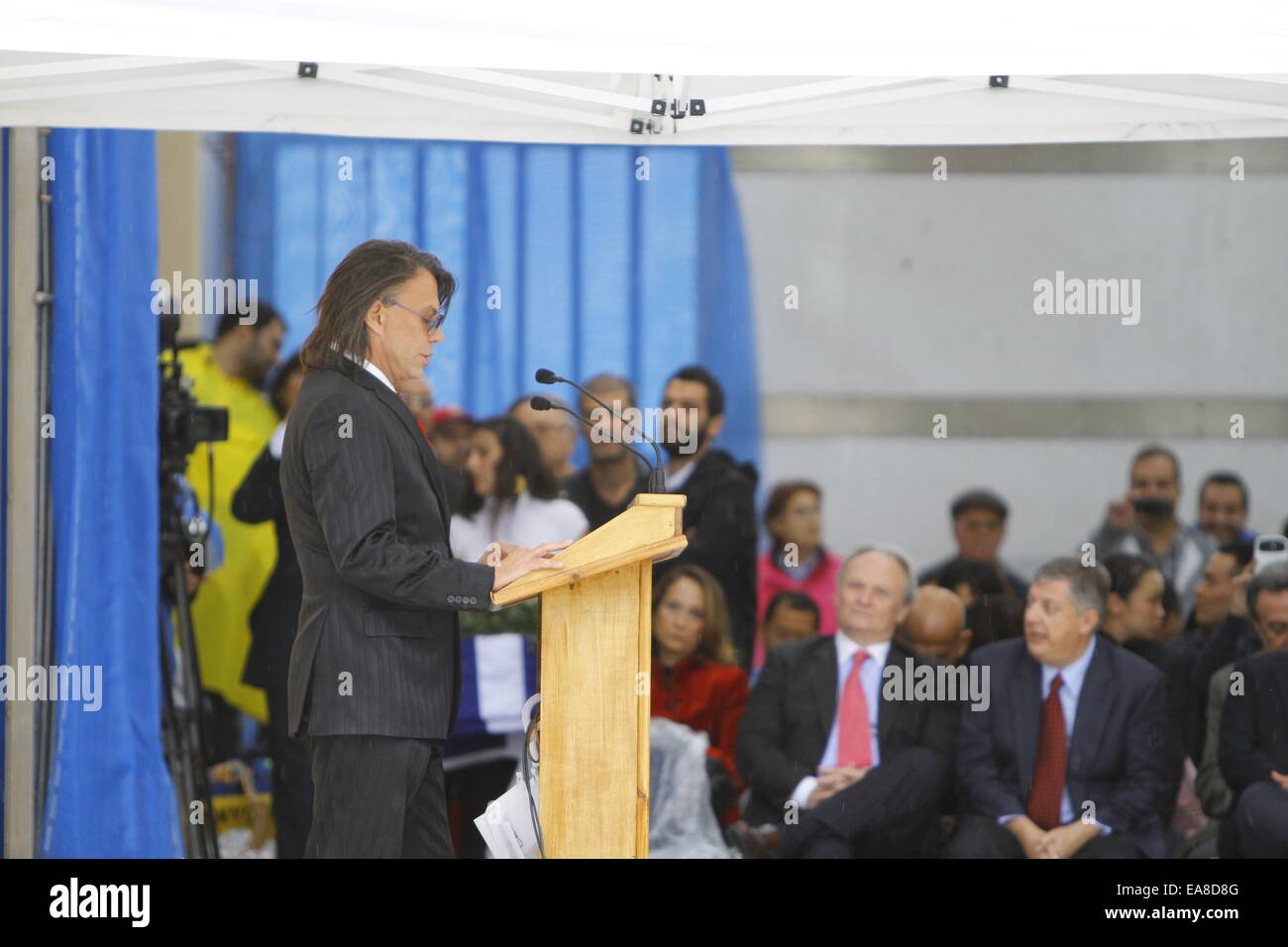 Le maire de Marathon, Ilias Psinakis, adresses de la cérémonie d'ouverture de la 32e Marathon d'Athènes. La flamme de la 32e Marathon Marathon d'Athènes a été allumé dans le lieu de départ du Marathon à Marathon. La flamme brûlera pour l'ensemble de la week-end marathon. Un nombre record de 13 000 coureurs de marathon est inscrit pour la course de cette année. Crédit : Michael Debets/Pacific Press/Alamy Live News Banque D'Images