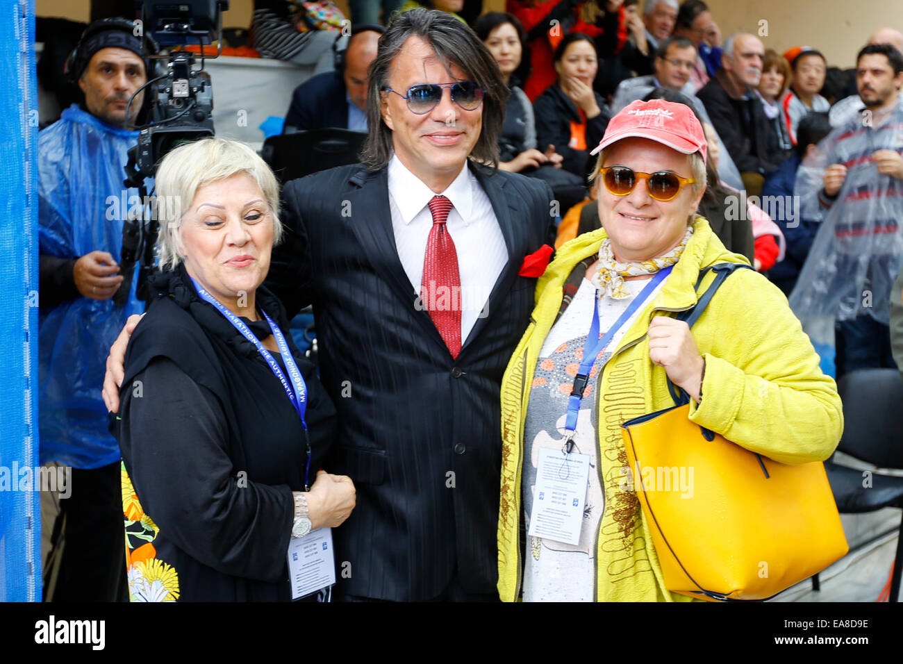 Le maire de Marathon, Ilias Psinakis (milieu), est représenté avec deux participants de la cérémonie d'ouverture de la 32e Marathon d'Athènes. La flamme de la 32e Marathon Marathon d'Athènes a été allumé dans le lieu de départ du Marathon à Marathon. La flamme brûlera pour l'ensemble de la week-end marathon. Un nombre record de 13 000 coureurs de marathon est inscrit pour la course de cette année. Crédit : Michael Debets/Pacific Press/Alamy Live News Banque D'Images