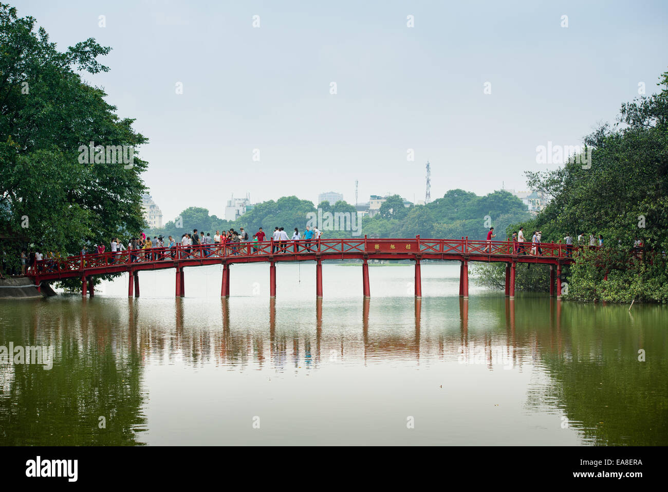 Huc Bridge menant au temple Ngoc Son à Hanoi Banque D'Images