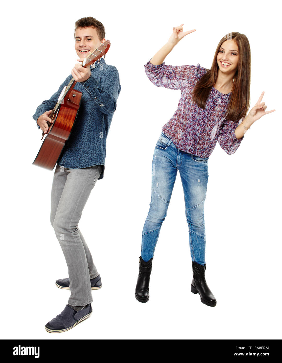 Les adolescents chantant et jouant de la guitare, s'amuser, full body shot Banque D'Images