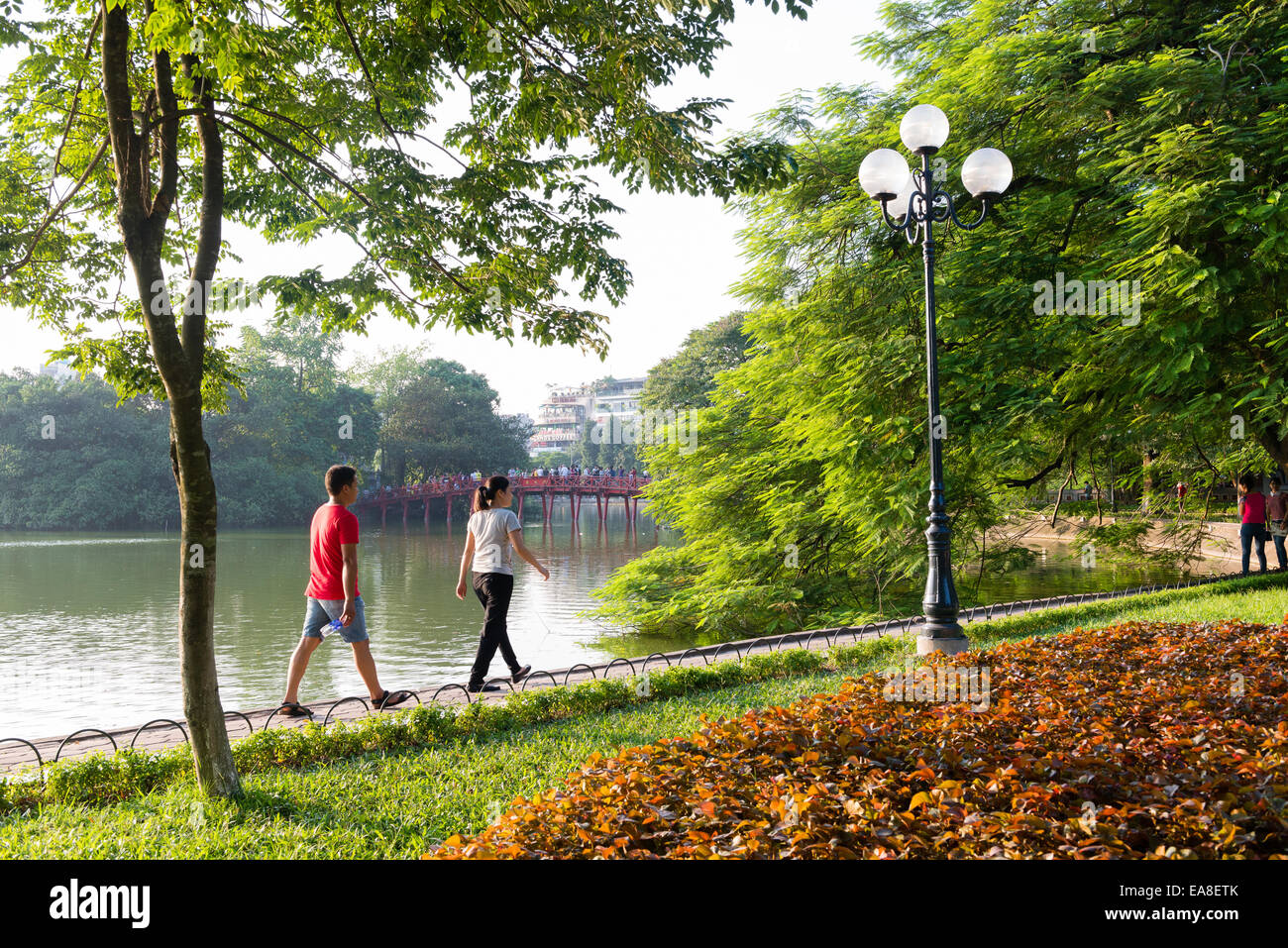Les gens se promener autour du lac Hoan Kiem, Hanoi en fin d'après-midi. Banque D'Images
