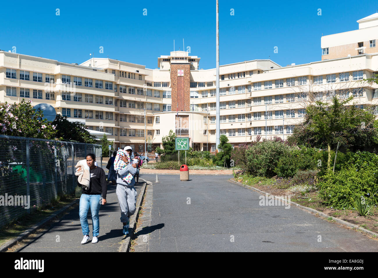 Mémorial de guerre de la Croix-Rouge, les parents d'enfants avec leurs petits enfants dans des couvertures, Le Cap, Afrique du Sud Banque D'Images
