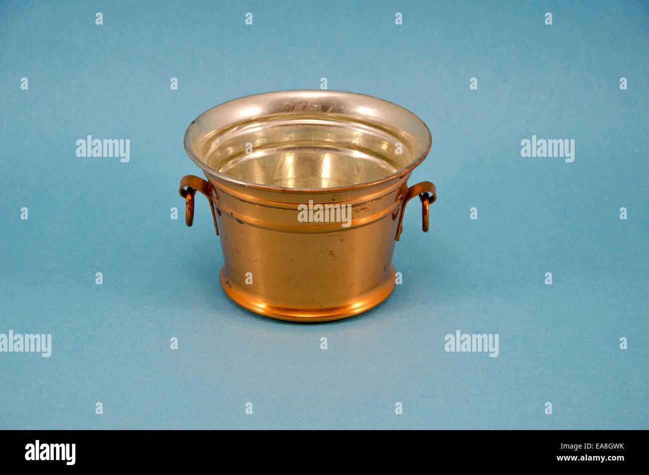 Vase boule en laiton rétro sur fond bleu Banque D'Images