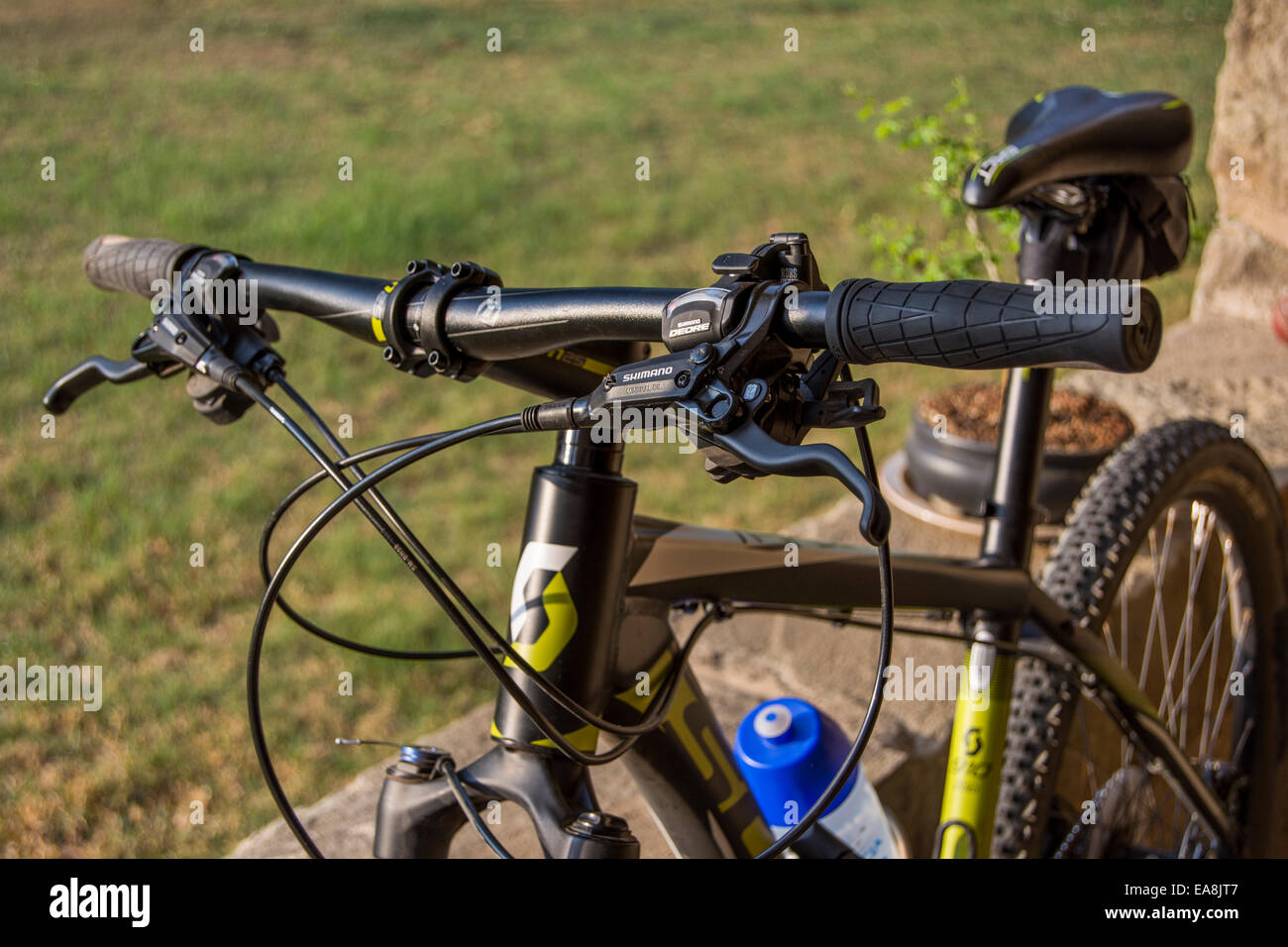 Gros plan du guidon d'un vélo de montagne Banque D'Images