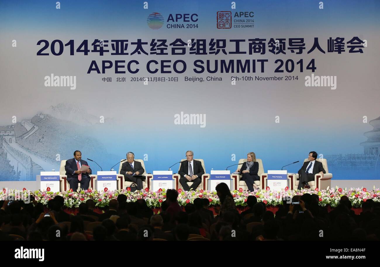 Beijing, Chine. Nov 9, 2014. (L-R) Vijay Vaitheeswaran, la Chine de l'administration et des finances de l'éditeur 'The Economist', Nobuyuki Koga, président du conseil d'Nomura Holdings et Nomura Securities, John Lechleiter, Président du Conseil, président et chef de la direction d'Eli Lilly and Company, Susan Schwab, ancien représentant américain au Commerce, et le Yang Yuanqing, président-directeur général de Lenovo Group Ltd., assister à un dialogue au sommet sur l'innovation au cours de la 2014 Coopération économique Asie-Pacifique (APEC) CEO Summit à Beijing, capitale de Chine, le 9 novembre, 2014. Credit : Yin Gang/Xinhua/Alamy Live News Banque D'Images