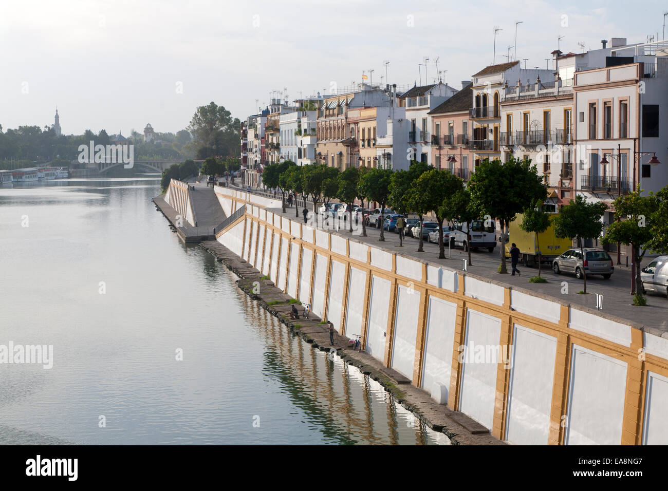 Les maisons historiques sur la Calle Betis dans le quartier de Triana, sur les rives du Guadalquivir, Séville, Espagne Banque D'Images